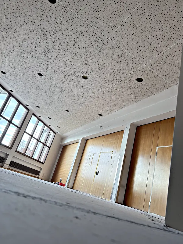 Akustikdecke in einem großen Saal