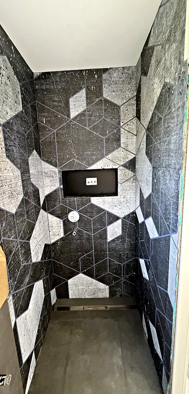 Dusche mit geometrischer Motivtapete