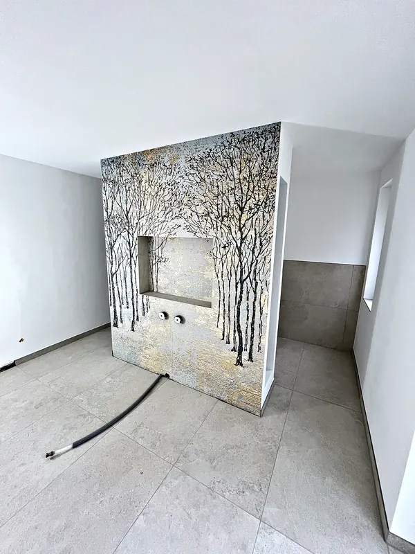 Freistehende Wand im Bad mit Baum-Motivtapete und Nische