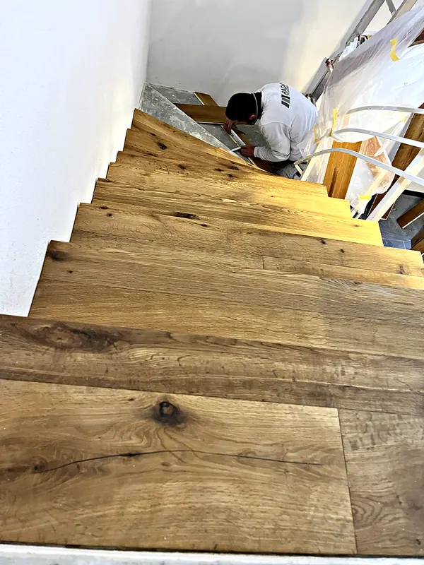 Treppe mit Eichenholz belegt